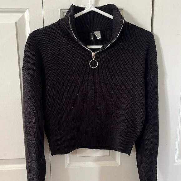 H&M black cropped sweater, size Small - Picture 1 of 3